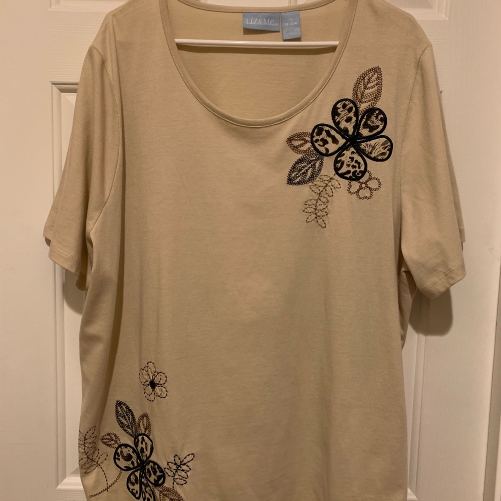 Casual top. Never worn!!
